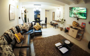 Habitación privada con baño privado, tv, silla y escritorio.